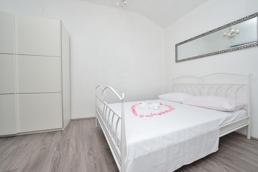 Holiday Home Jakov บาร์บินเย ภายนอก รูปภาพ